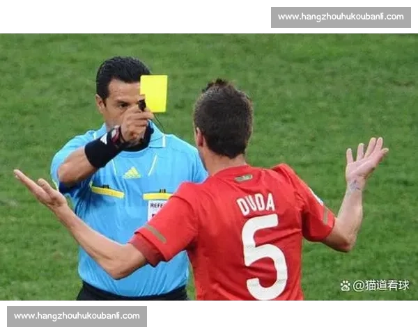 足球红黄牌规则解析与场上纪律管理的重要性分析 足球红黄牌规则解析与场上纪律管理的重要性分析